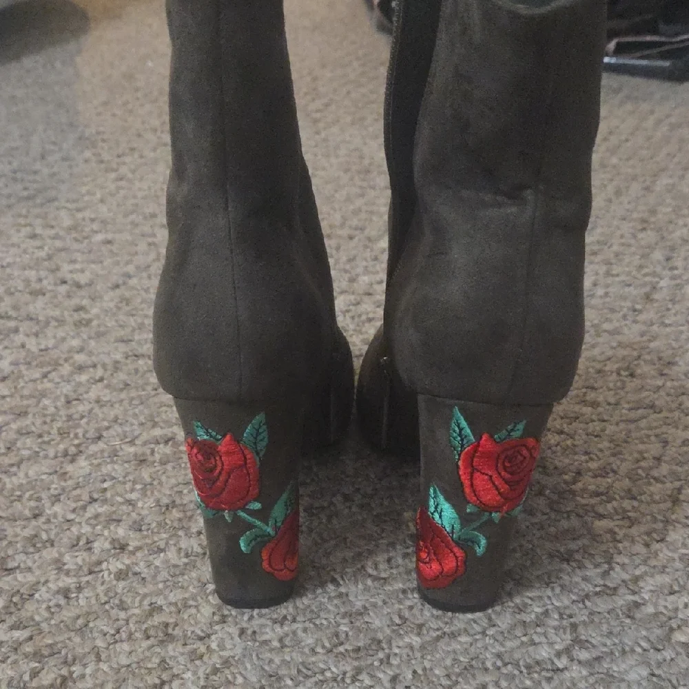 Elegant Brown Ankle Boots with Floral Detail - Picture 4 of 5